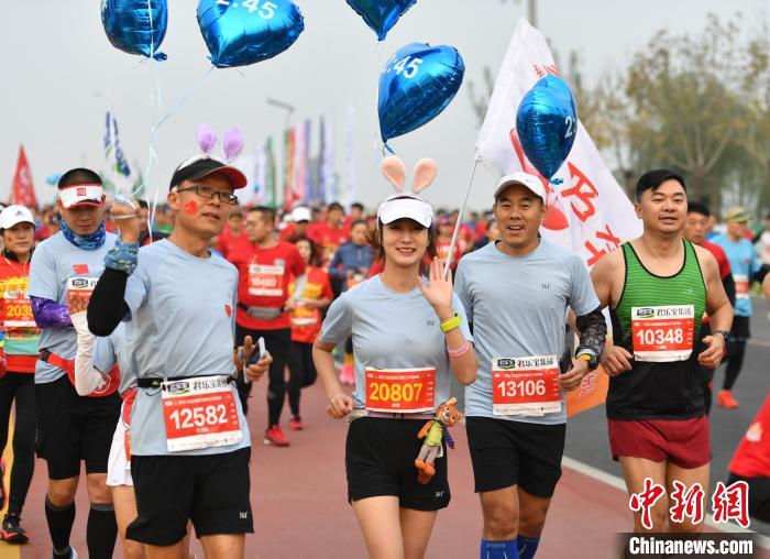 石家庄马拉松重启抗疫英雄免费参赛，3000跑者齐