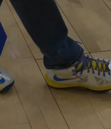 詹姆斯点赞库里穿其签名鞋 湖人残阵首胜引热议